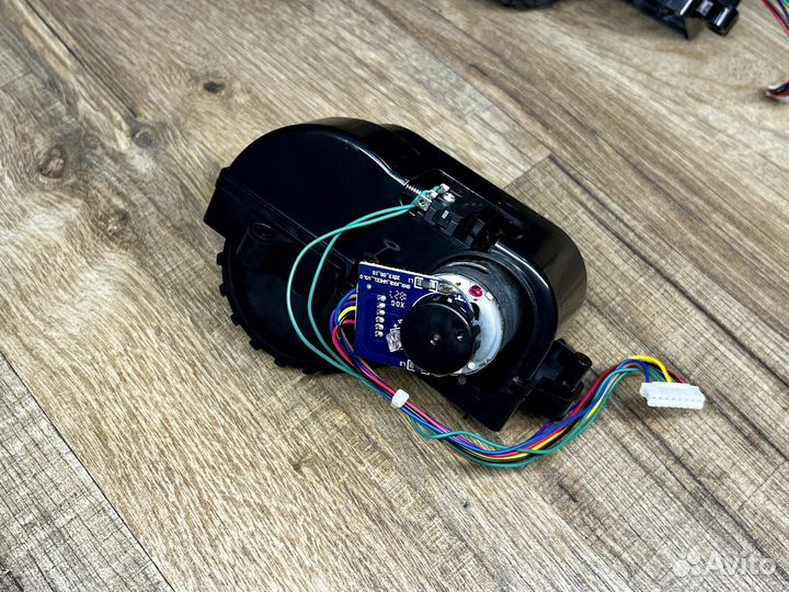 Колесо левое (L) Redmond RV-R300 / RV-R310