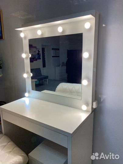Гримёрный столик с зеркалом