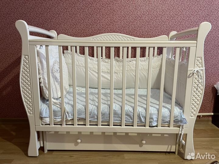 Детская кроватка с маятником