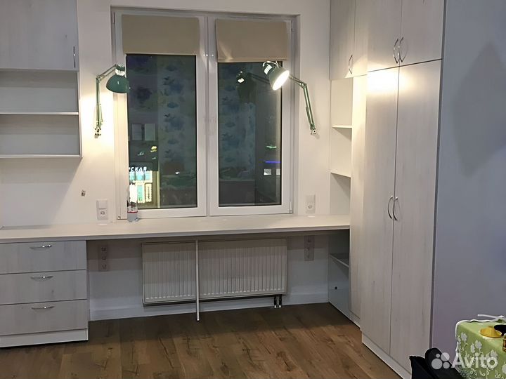 Школьный стол для двоих у окна