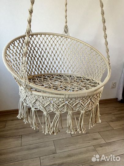 Подвесное плетёное кресло-качеля