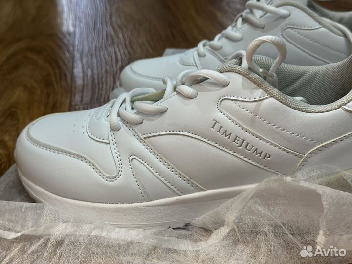 Кроссовки женские