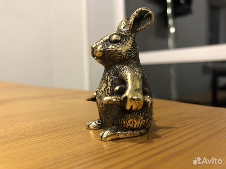 Фигурка заяц с морковкой