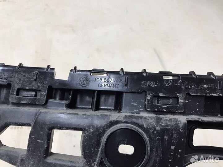 Правый кронштейн заднего бампера Passat B8 седан