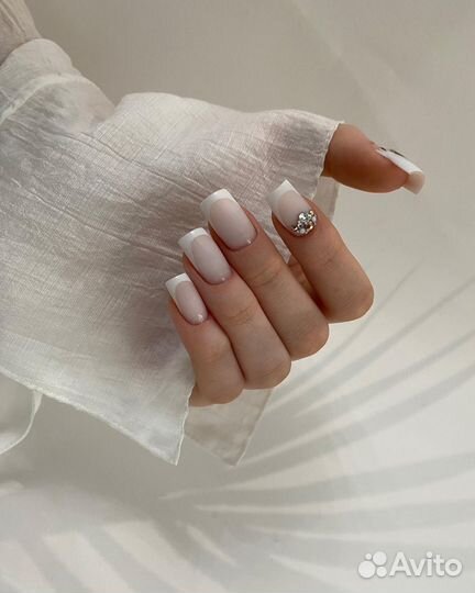 Модель на наращивание ногтей и покрытие ногтей