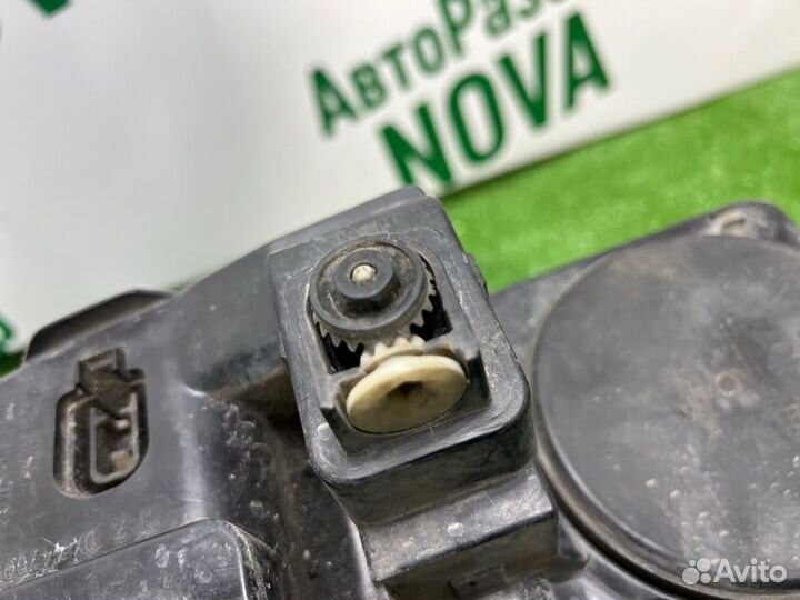 Фара галогеновая передняя правая Peugeot 308 1 1.6