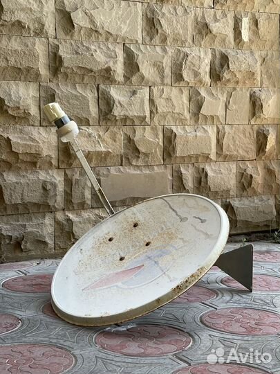 Спутниковая антенна в комплекте с приставкой