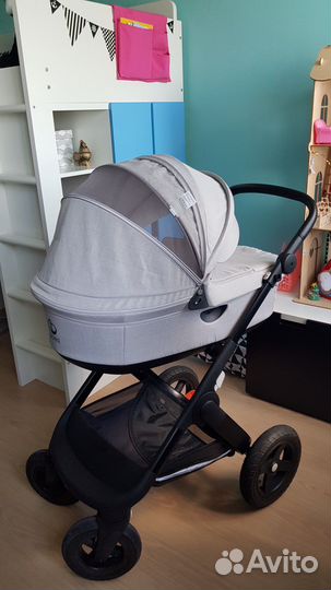 Коляска Stokke Trailz на черном шасси