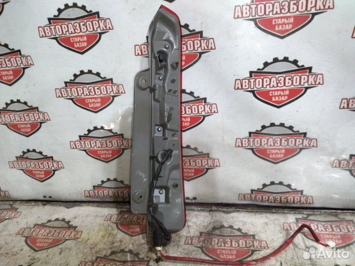 Фонарь задний левый Toyota Isis ZNM10 1zzfe 2006