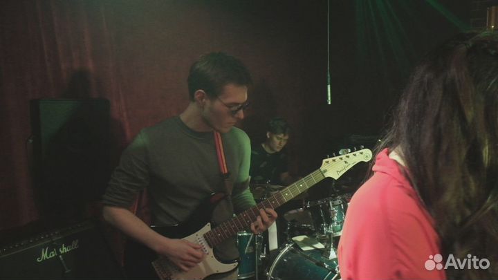 Преподаватель игры на гитаре и бас-гитаре