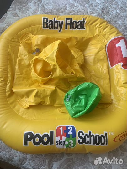 Круг для плавания и надувной мяч