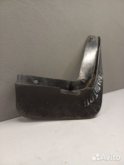 Брызговик передний правый Skoda Rapid