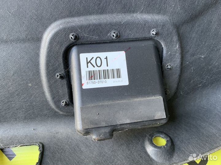 Обшивка двери багажника Kia Quoris