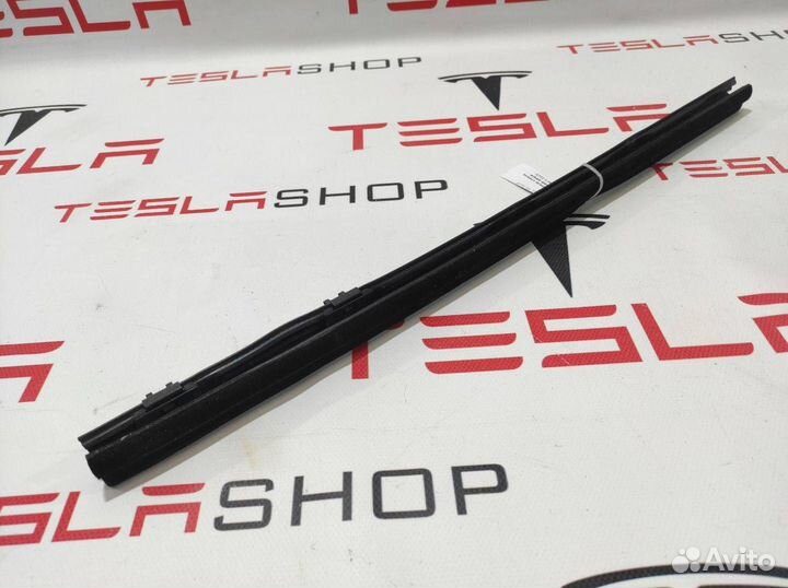 Уплотнитель стекла внутренний двери Tesla Model S