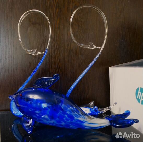 Лебеди с дельфином