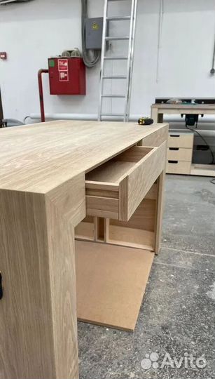 Стол из дерева для дома