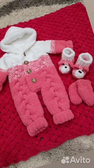 Вязаный комбинезон для новорожденного