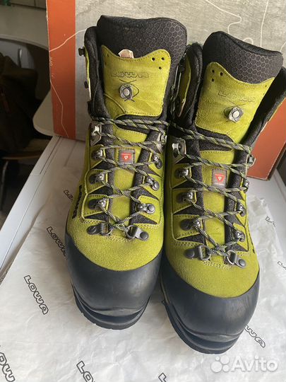 Продаю трекинговые ботинки lowa