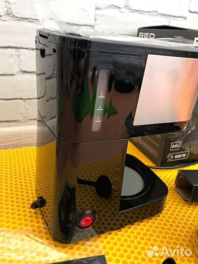 Новая кофеварка в упаковке