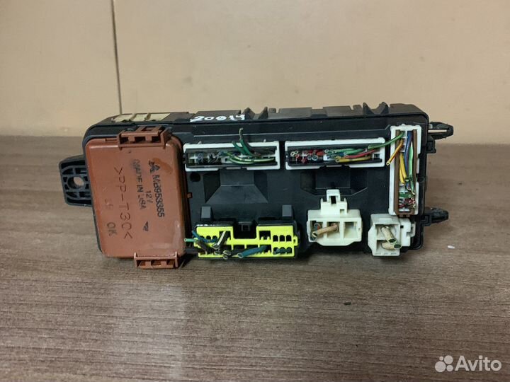 Блок предохранителей салонный Space star