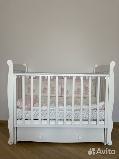 Детская кроватка с продольным маятником с матрасом