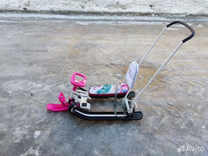 Снегокат с ручкой и колесами