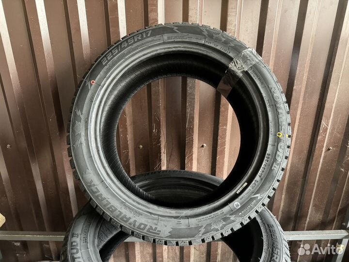 Royal Black Royal Stud II 225/45 R17 94H