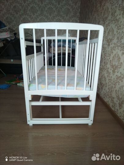 Детская кроватка с маятником