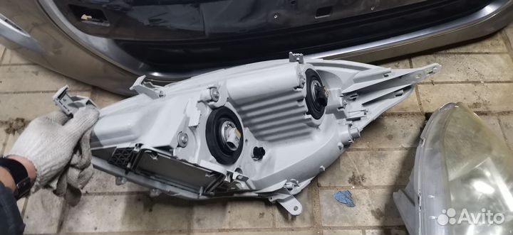 Фары Toyota Isis ZNM10W