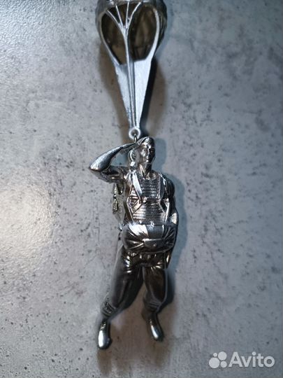 Брелок Десантник в берете. Хром. Подвеска в авто