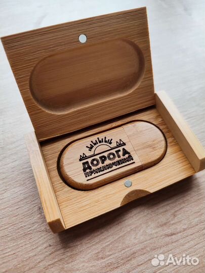 Флешка из дерева с Вашим логотипом в коробке