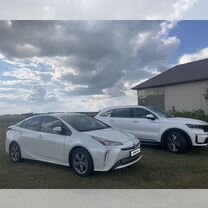 Toyota Prius 1.8 CVT, 2019, 90 000 км, с пробегом, цена 2 730 000 руб.