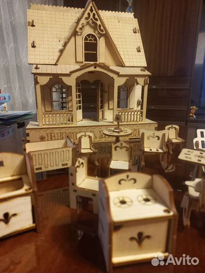 Игрушечный деревянный домик с кукольной мебелью