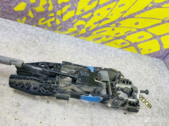 Кронштейн ручки двери передней левой Skoda Yeti