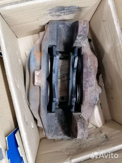 Суппорт тормозной передний Toyota LC200 Lexus LX