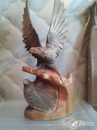 Деревянная фигура орла