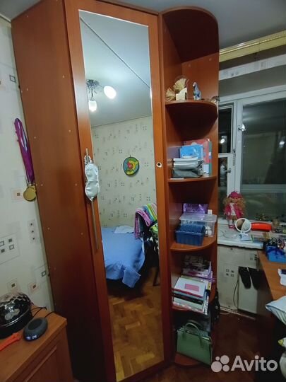 Продам шкаф для вещей угловой с зеркалом
