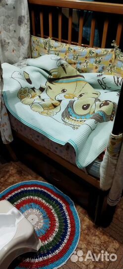 Детская кроватка с маятником и ящиком