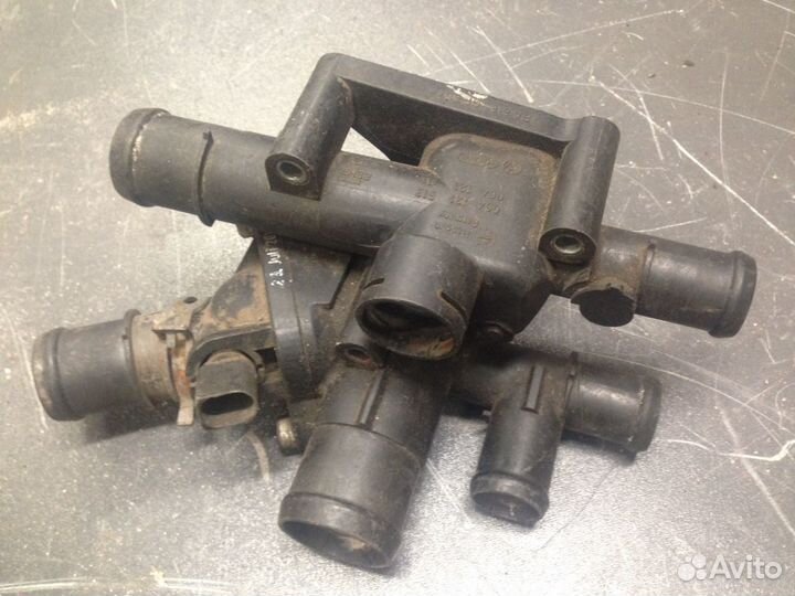 Фланец охлаждения Volkswagen Golf 4 06A121111