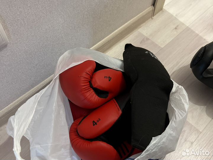 Боксерские перчатки, защита на ноги