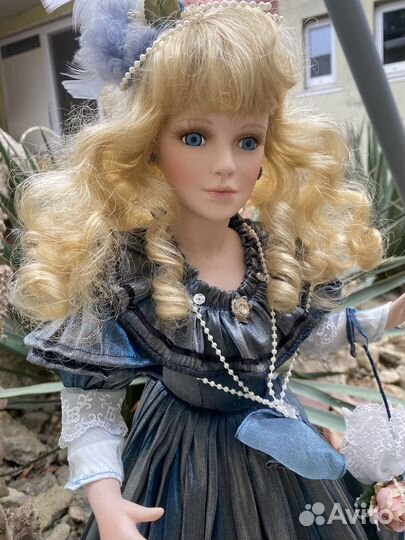 Коллекционная фарфоровая кукла