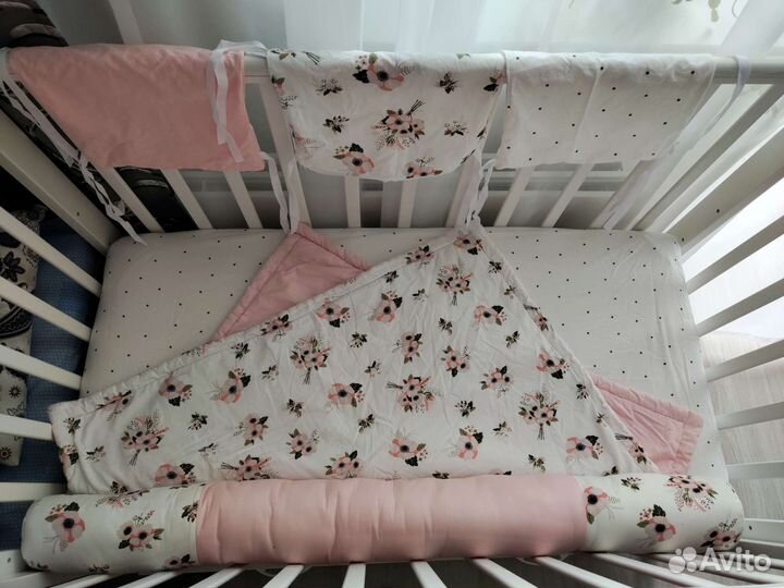 Комплект бортиков и белья в детскую кроватку