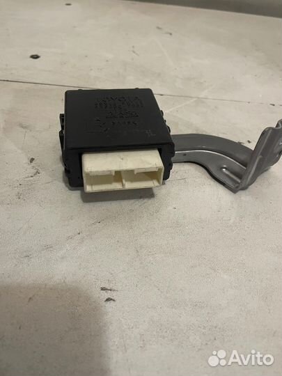 Реле стеклоочистителей Toyota Land Cruiser 200