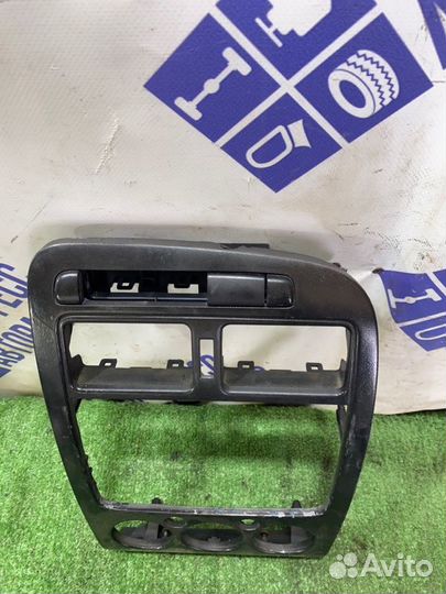 Накладка центральной консоли Toyota Avensis