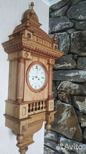 Старинные настенные часы. Изделия из дуба