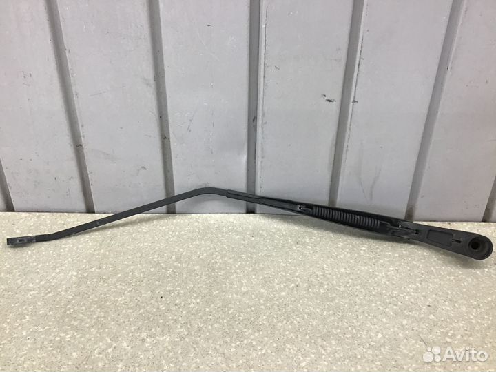 Поводок стеклоочистителя передний правый Mitsubish
