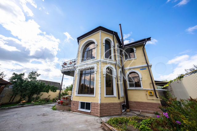 Коттедж 250 м² на участке 14 сот.