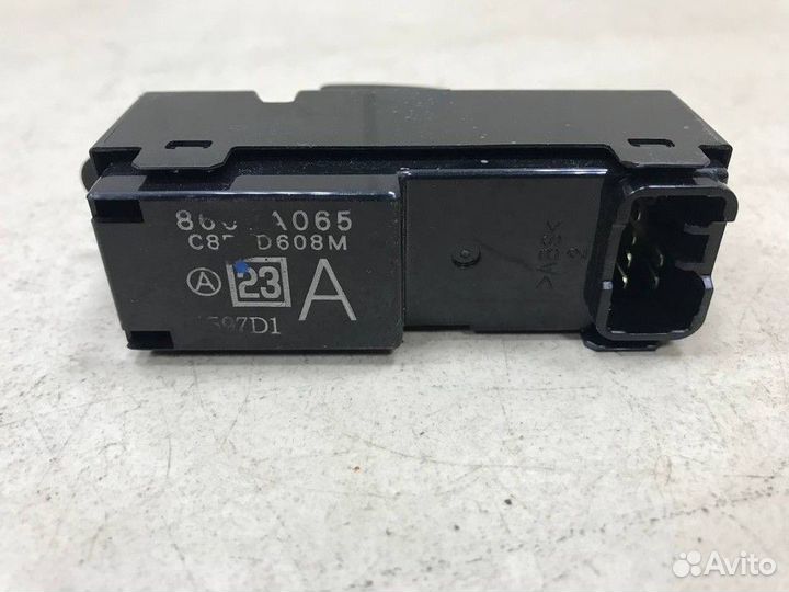 Кнопка стеклоподъемника передняя правая