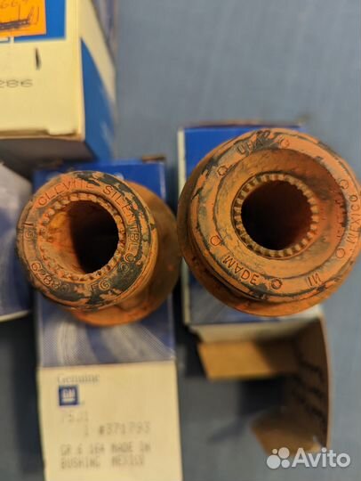 Сайлентблоки передних рычагов GM 351286; GM 371793