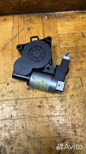 Моторчик стеклоподъемника задний правый Mazda 3 BK